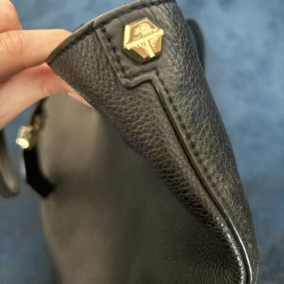 Tory Burch Meyer Plaque Pebbled Leather Tote Bag in black - Picture 3 of 15